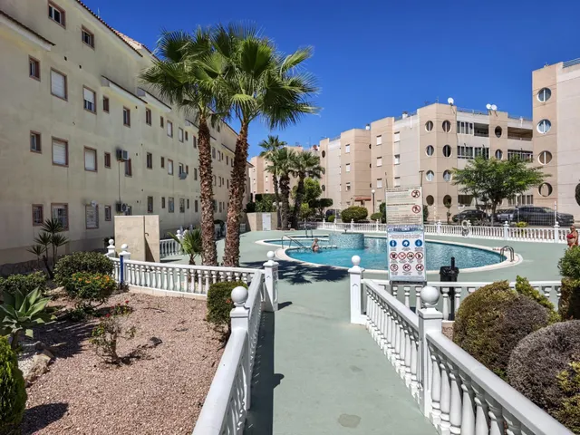 APARTAMENTO DE 2 DORMITORIOS CON PISCINA, APARCAMIENTO Y GRAN BALCÓN CERRADO EN TORREVIEJA — 17