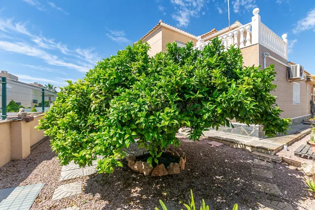 CHALET DE 4 DORMITORIOS Y 2 BAÑOS EN LA ZENIA (ORIHUELA COST