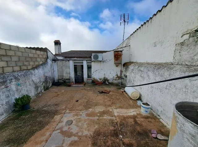 SE VENDE casa adosada OKUPA en C Tahona Fleming 13 de CalaÑ± - foto 2