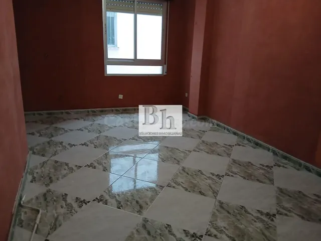 Oportunidad piso venta zona capuchinos concretamente avenida principal vistas despejadas, exterior, 4 dormitorios, 2 baños, garaje, patio, terraza, mejor ver... — 4