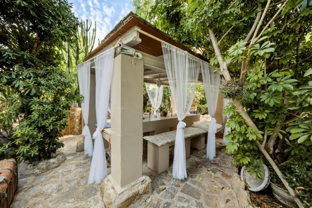 Casa con piscina y gran privacidad en parcela de 1.000 m2 — 10