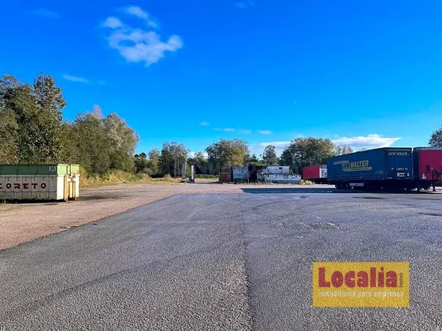 Extensa parcela para aparcar coches y camiones.