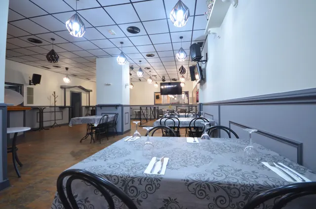 Negocio de restaurante-bar en funcionamiento en local esquinero de 402 m2 — 39