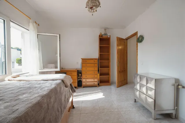 Chalet independiente en parcela esquinera de 515 m2 con gran garaje en Maravisa — 28