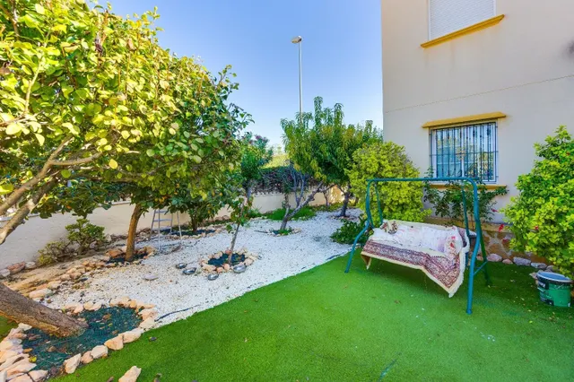 Bungalow en planta baja con amplio jardín privado y aparcami - foto 5