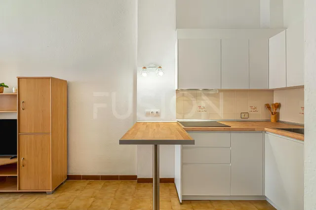 Piso con dormitorio independiente, cocina reformada y zona de piscina cerca de la playa — 16
