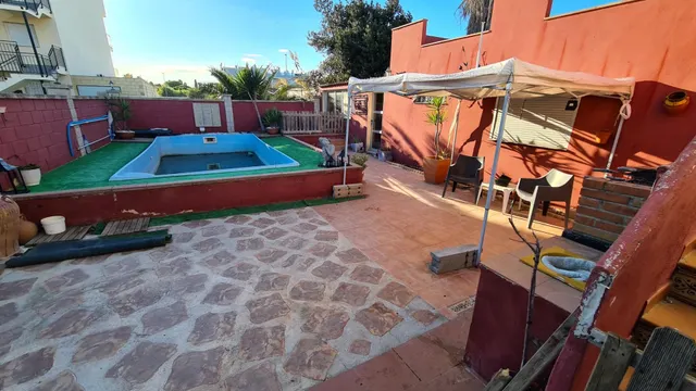 Chalet de 71 m2 con terraza y piscina a muy pocos metros de la playa — 2