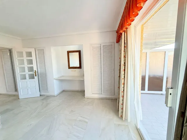 Apartamento con una gran terraza esquinera en  la urbanización Arpón II, en el kilómetro 4 de La Manga del Mar Menor. — 20