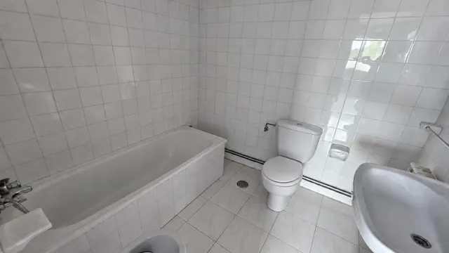 Nave comercial con alojamiento, aparcamiento y parcela en A Gándara — 17