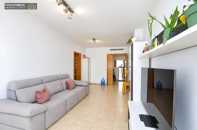 **AMPLIO PISO DE 3 habitaciones CON BALCÓN Y TERRAZA EN LA RÀPITA** — 26