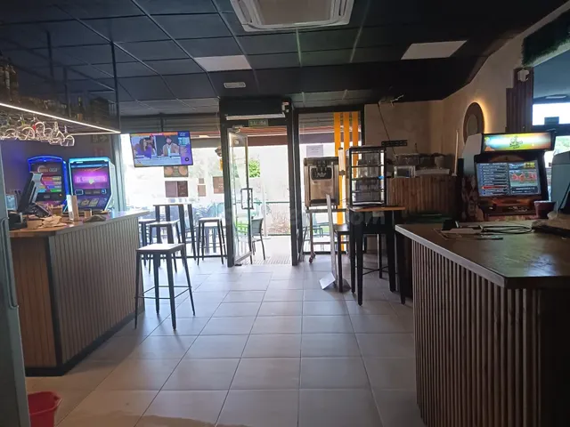 SE ALQUILA Y TRASPASA BAR MONTADO — 2