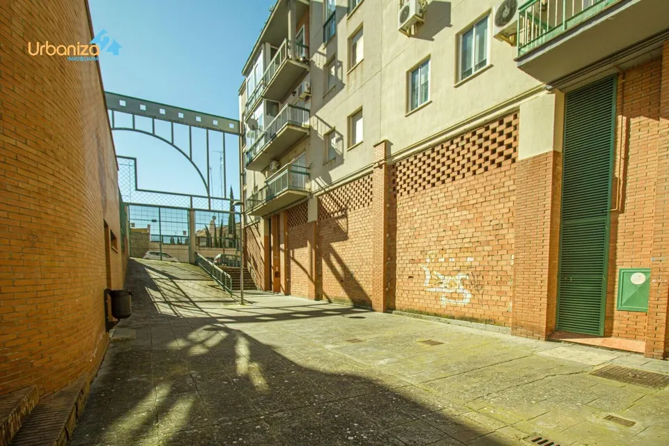 SE VENDE LOCAL  COMERCIAL EN BRUTO EN CARRETERA DE SEVILLA JUNTO A LA GASOLINERA