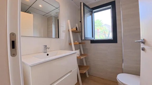 Amplio apartamento de esquina en planta baja con parcela y estudio exterior — 25