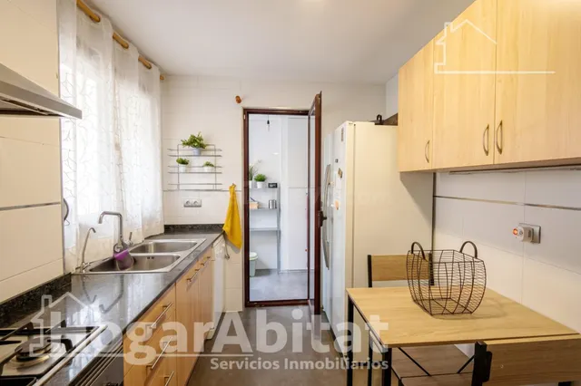 Vive con el confort de un residencial con piscina en este luminoso piso con balcón — 4