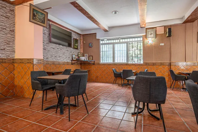 AMPLIO LOCAL CON TERRAZA Y MULTIPLES POSIBILIDADES!!!!!!!!!! — 7
