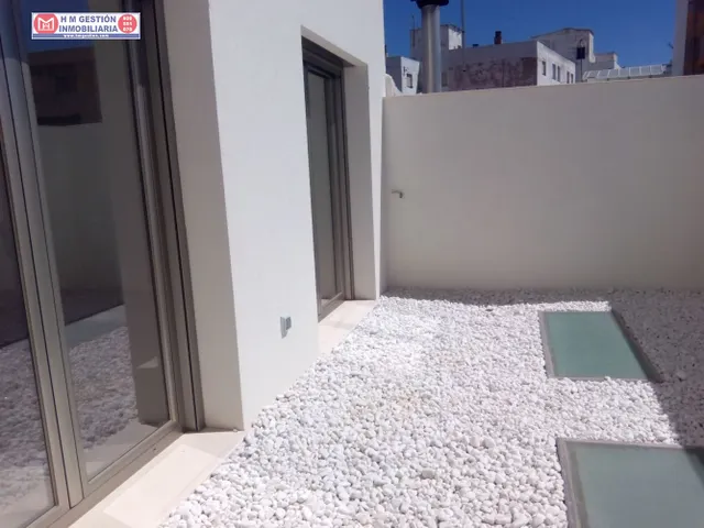 local totalmente nuevo, con mas de 140 metros, en policlínica de nueva creación, con despacho y aseo, ascensor, suelos de tarima, muy buena iluminación natural, cercano al hospital. Tambíen se pue — 17
