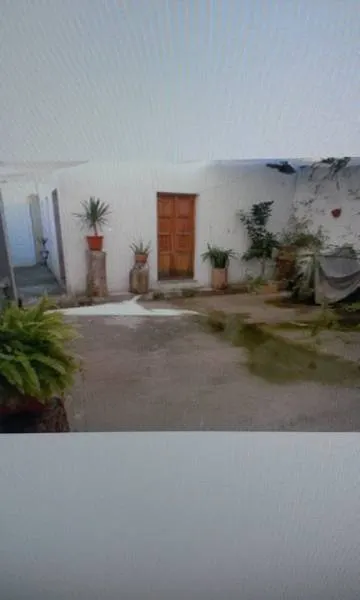 TERRENO URBANO CON CASA DE MADERA Y CASA DE CEMENTO. — 3