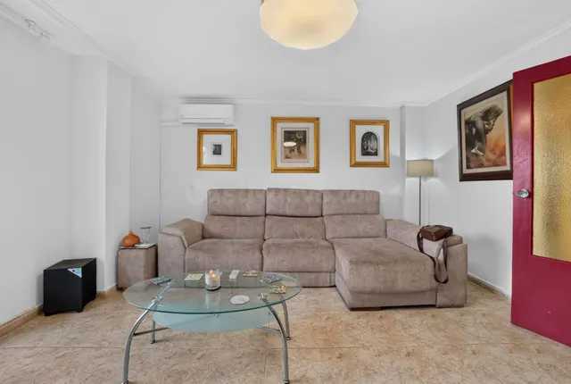 Amplio apartamento de 4 dormitorios a pocos pasos de la Playa del Acequión, Torrevieja — 3