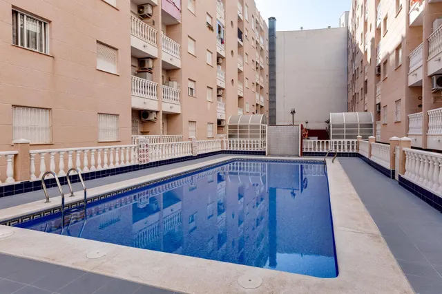 Apartamento de 2 dormitorios con piscina comunitaria en Torrevieja — 32