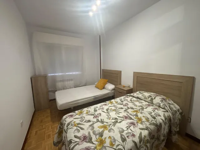 Poligono Residencial. Piso AMUEBLADO con 3 dormitorios y 2 baños . Piscina comunitaria. Garaje. — 13