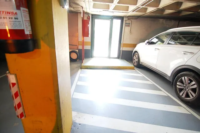 Plaza de garaje para coche grande - Fácil acceso — 7