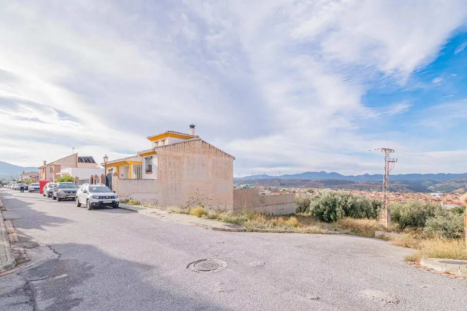 Se vende excelente parcela urbana de 439 m2, está en pendiente, pero  lista para construir, ubicada en una de las zonas residenciales más tranquilas y de mayor crecimiento de Dúrcal.