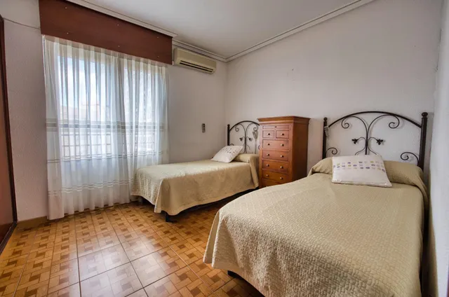 Vivienda de 4 dormitorios con terraza y urbanización en san blas — 13