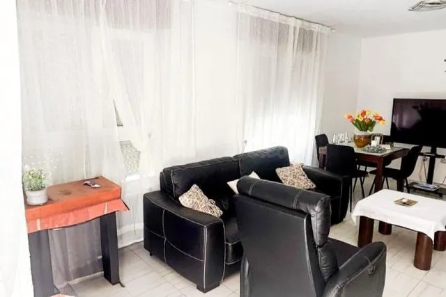 Casa adosada céntrica (108 m2) con 3 dormitorios, 2 baños ¡y - foto 5