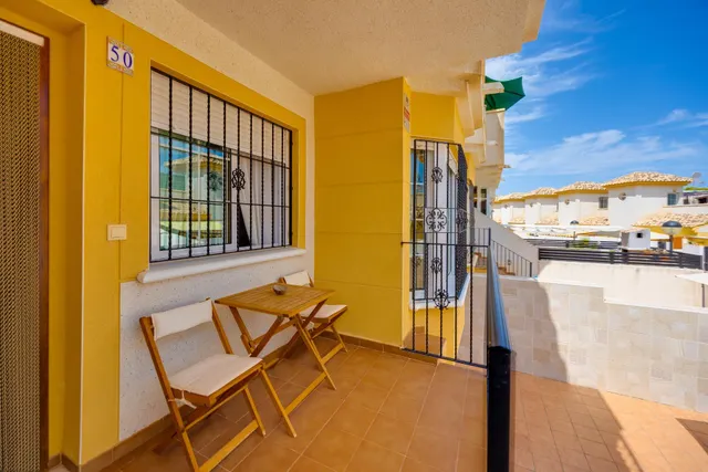 Bungalow con 2 jardines, garaje y piscina comunitaria en Torrevieja, los balcones — 6
