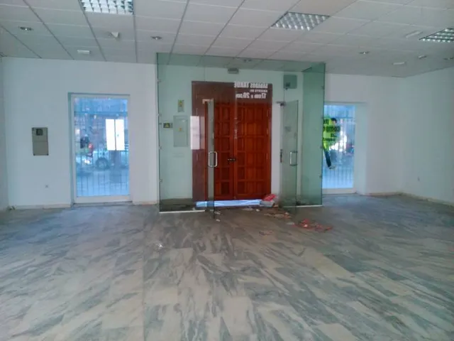 Impresionante local comercial en pleno centro de la ciudad — 2