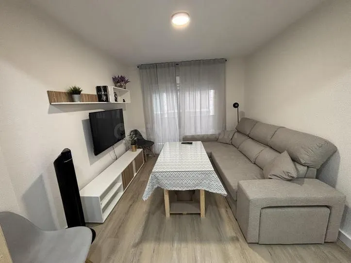 ** se alquilan habitaciones para estudiantes, piso reformado y luminoso en calle demetrio spinola **