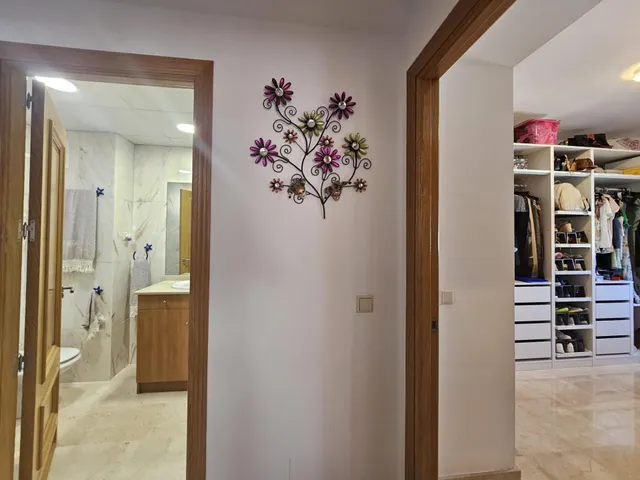 Amplio piso de 3 dormitorios con terraza, garaje, trastero y piscina en Mijas Costa — 7