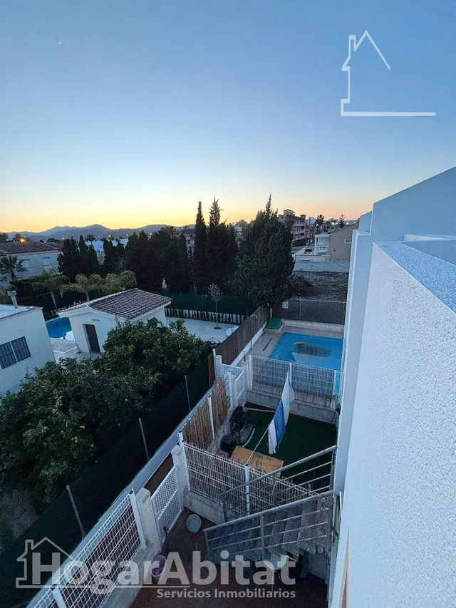 ¡Cerca de la playa! Gran adosado luminoso con dos viviendas independientes, piscina y terraza — 14