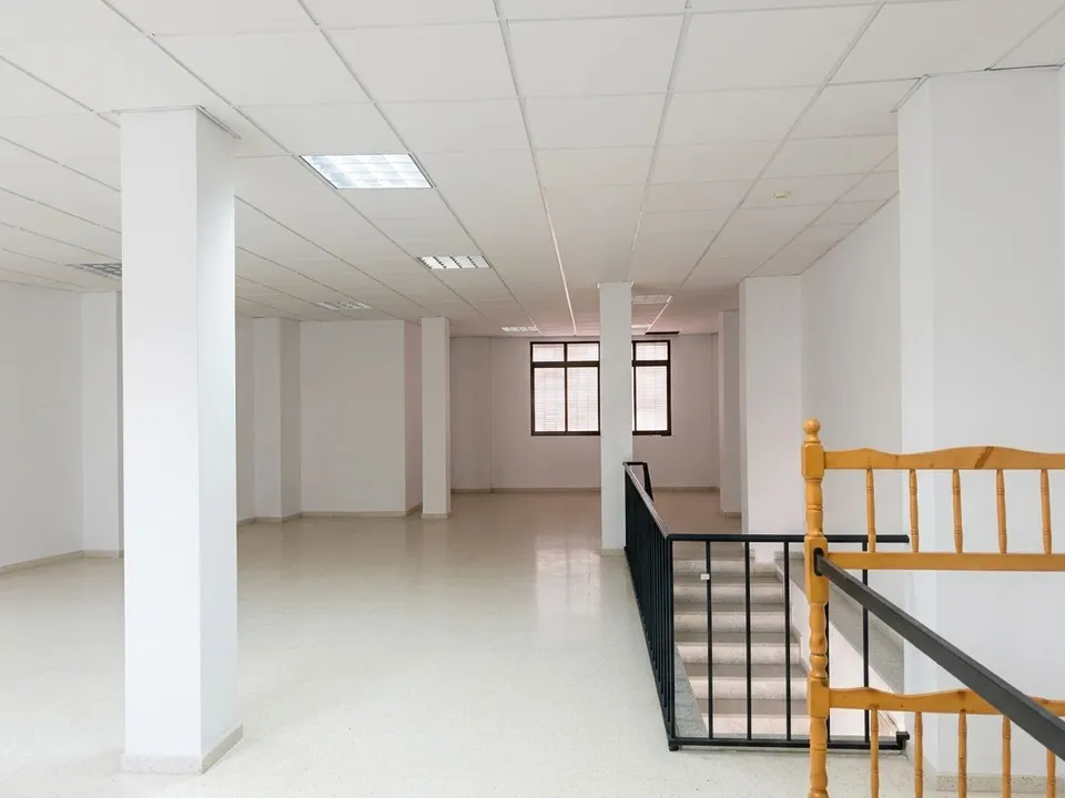 Local comercial con sótano, patio y nave con pozo de agua