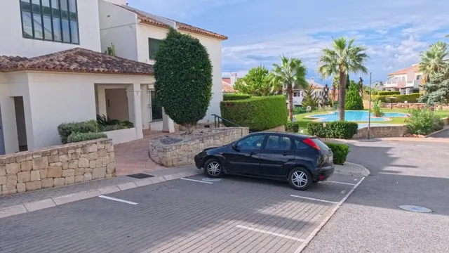 Apartamento de planta baja de esquina con 2 dormitorios con jardin y vistas parciales al mar — 32