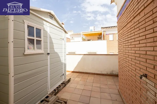 AMPLIA CASA ADOSADA DE 241 m2 CON 4 DORMITORIOS, GARAJE, SÓTANO, PATIO Y TERRAZAS — 24