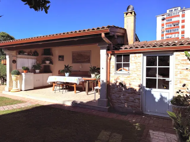 Casa con cuatro dormitorios, terrazas y amplio garaje en Oleiros — 36