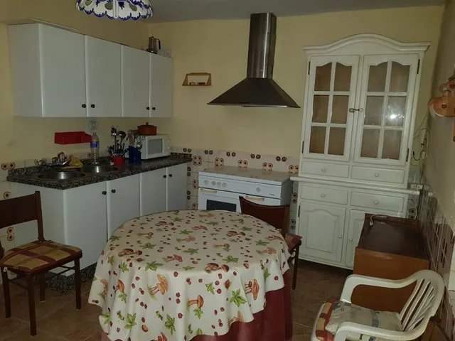 CASA CON COCHERA Y SALIDA A DOS CALLES