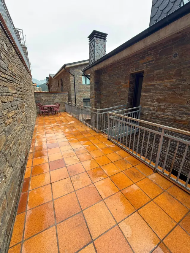 Exclusivo ático de 1 habitación con terraza de 40 m2 en Bord - foto 2