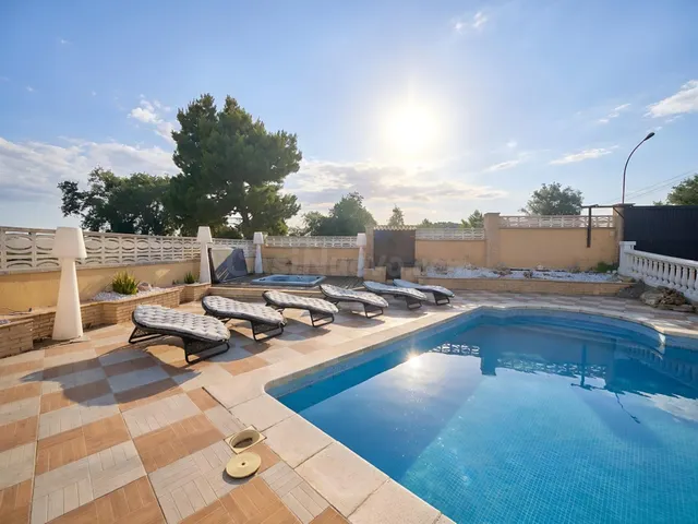 Casa independiente a 4 vientos con piscina y jardín en Llore