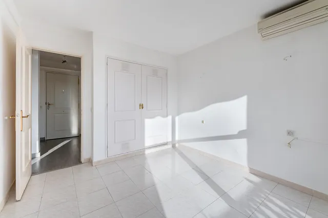 Piso con vistas al mar y gran potencial en Benalmádena — 12