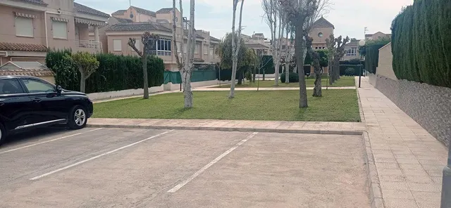 Bungalow esquinero renovado con terraza privada y piscinas comunitarias — 12