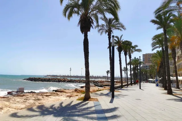 Apartamento céntrico, luminoso, y elegantemente reformado (1.ª planta). Balcón con orientación este, piscina comunitaria y a solo 800 m de Playa del Cura. — 45