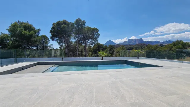 LUJOSA VILLA DE OBRA NUEVA ACABADA Y DISPONIBLE