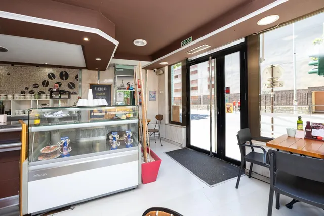 Local Comercial en rentabilidad con gran fachada en esquina.