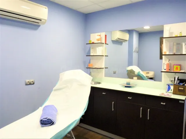 ES LLOGA PERRUQUERIA / ESTÉTICA A MANRESA! 21.500€ de traspà - foto 4