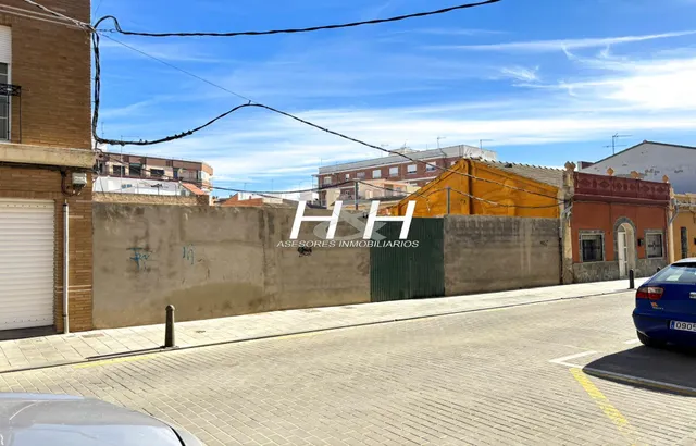 Se vende amplio solar para edificar en Benimámet. / HH Asesores, Inmobiliaria en Burjassot / — 2