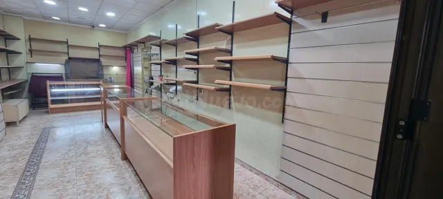 Local Comercial en Calle San Fernando con 3 habitáculos y ba - foto 3