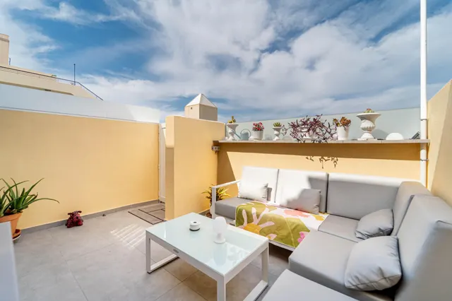 Dúplex renovado con terraza y plaza de parking en Puerto Rico — 9
