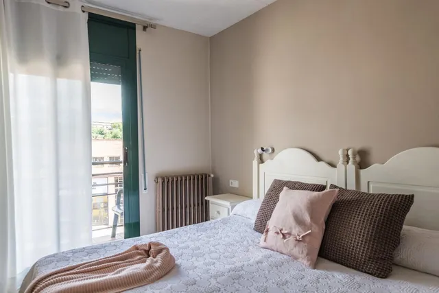 Edificio singular con hostal en funcionamiento, restaurante, bar con terraza y vivienda privada en el centro de Tremp — 24